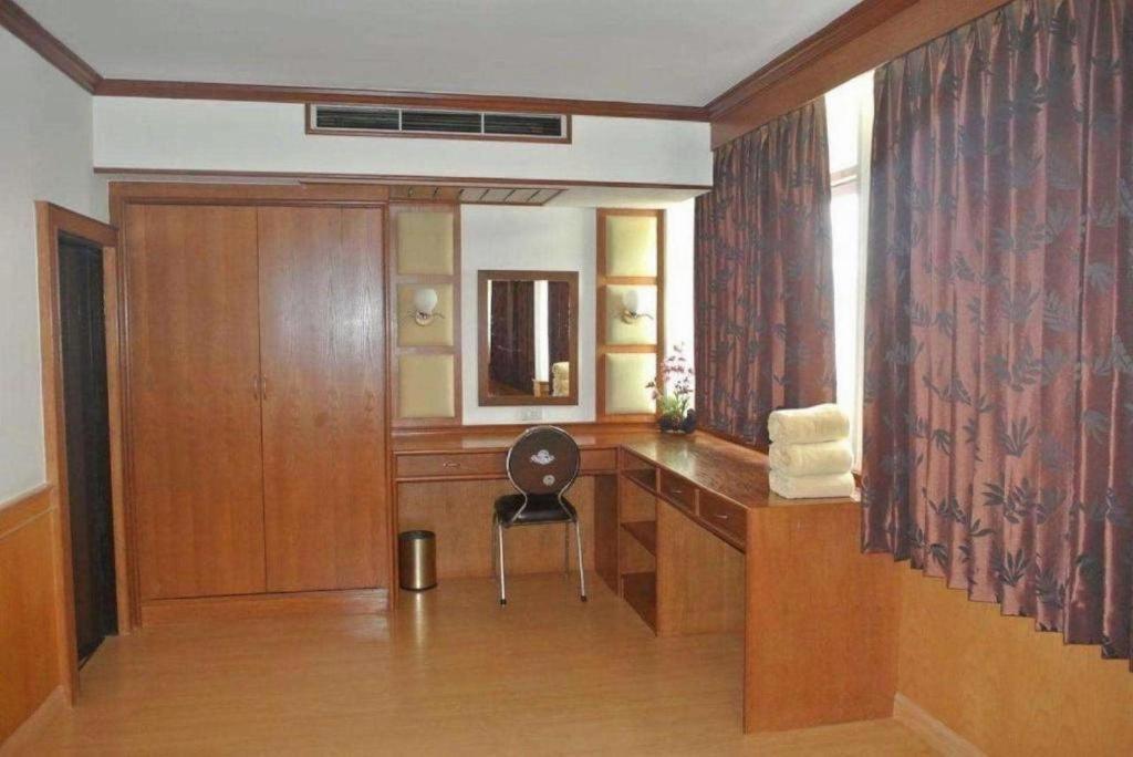 Supak Hotel Kalasin Esterno foto