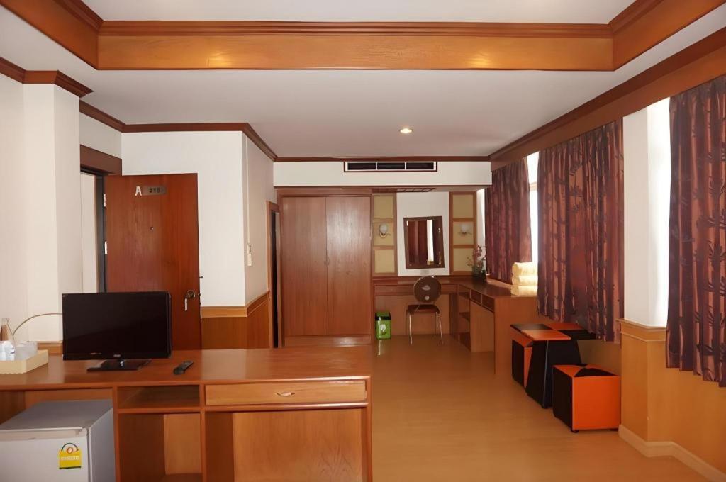 Supak Hotel Kalasin Esterno foto